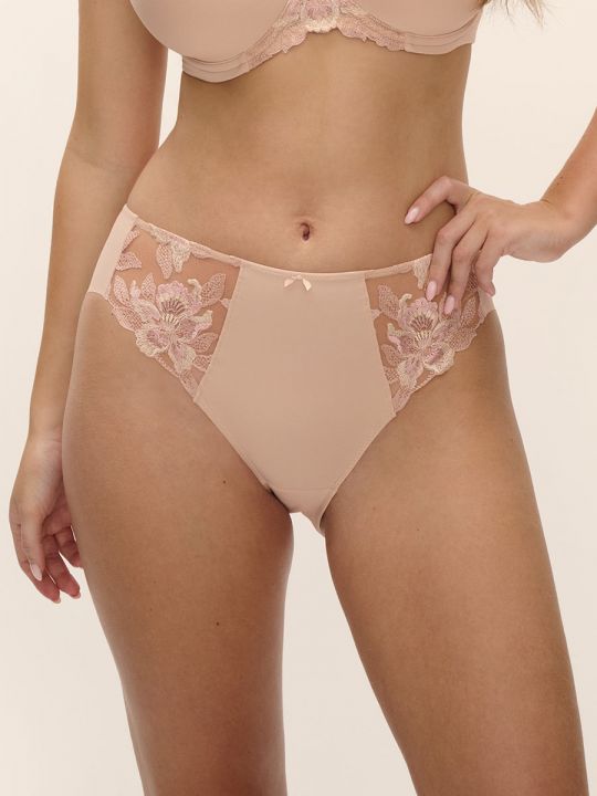 Braga clásica Fantasie Magdalena en color beige, vista frontal sobre modelo