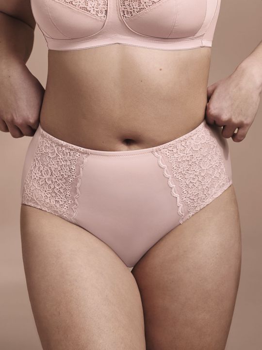 Braga alta moldeadora Anita Havanna en color rosa palo. Vista frontal sobre modelo