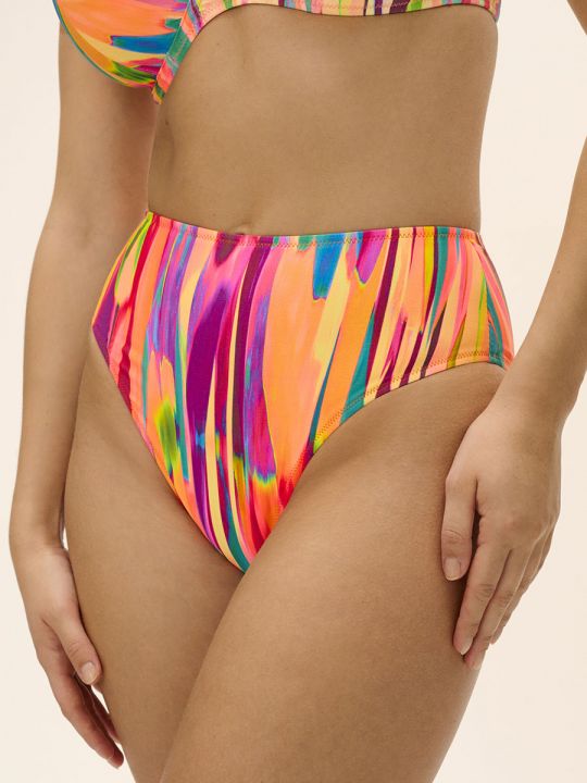 Braguita bikini Freya Swim San Antonio de talle alto, vista frontal en modelo, ajuste cómodo y favorecedor
