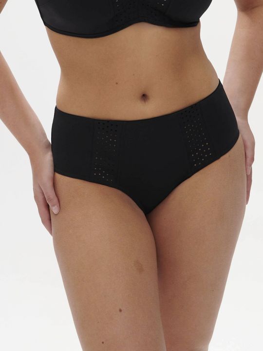 bikini braga alta negra, modelo talla 4