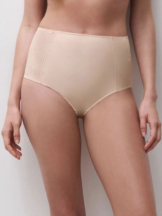 braga alta Every Curve beige de Chantelle, vista frente sobre modelo.