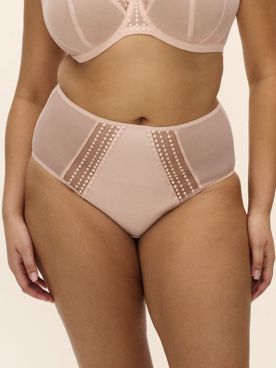 Braga alta Elomi Matilda rosa blush en modelo, vista frontal con paneles de tul bordado.