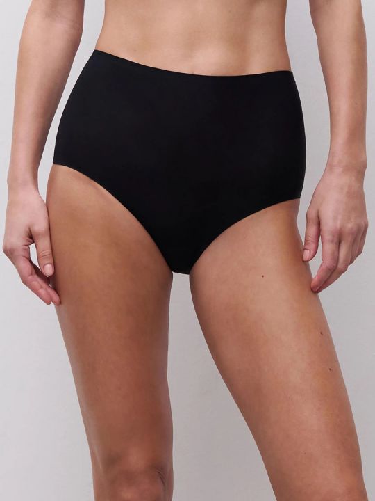 Braga alta Chantelle Soft Stretch en color negro de talle alto sobre modelo, vista frontal.