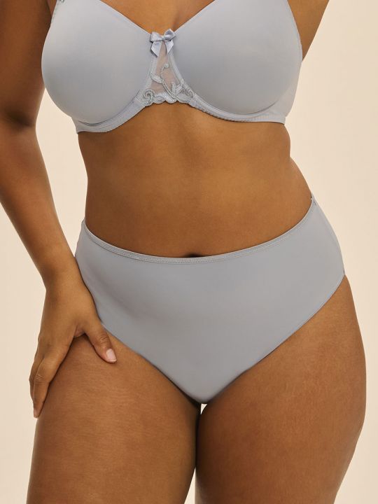 braga alta Andora, color azul reve. Modelo talla 4.