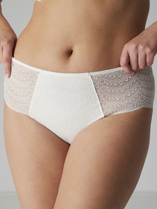 braga alta blanco natural Karma de Simone Pérele. Vista frontal sobre modelo