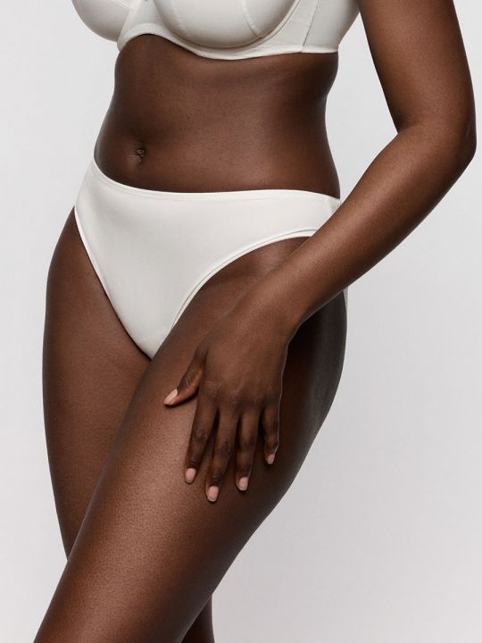 Vista lateral sobre modelo, braga clásica color Natural

