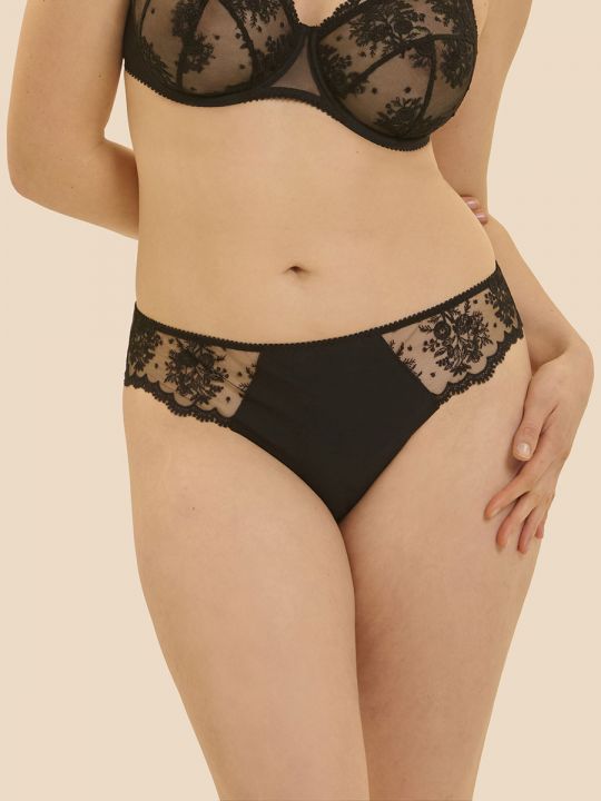 braga bikini color negro, modelo talla 2