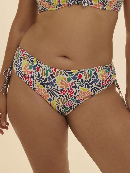 Modelo con braga alta de bikini Simone Pérèle Bohème Tropic White, vista frontal.