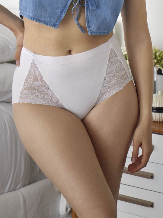 Braga alta Janira Carey Glam Cotton Band vista frontal sobre modelo con acabado suave, inserciones de puntilla y acabados discretos. 