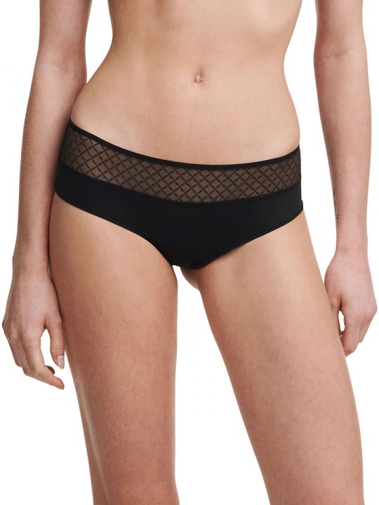 Braga culotte negra Norah Chic de Chantelle con encaje gráfico. Vista frontal sobre modelo