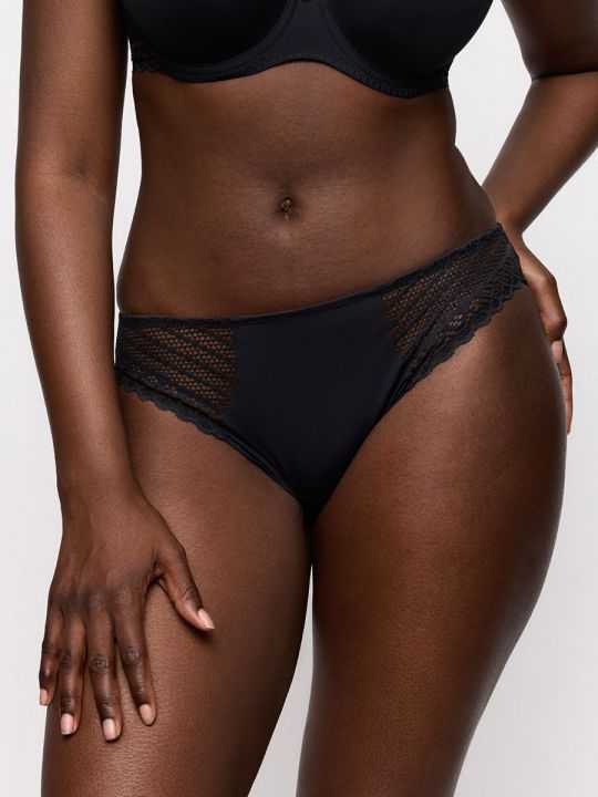 Braga clásica negra vista frontal en modelo, microfibra y encaje