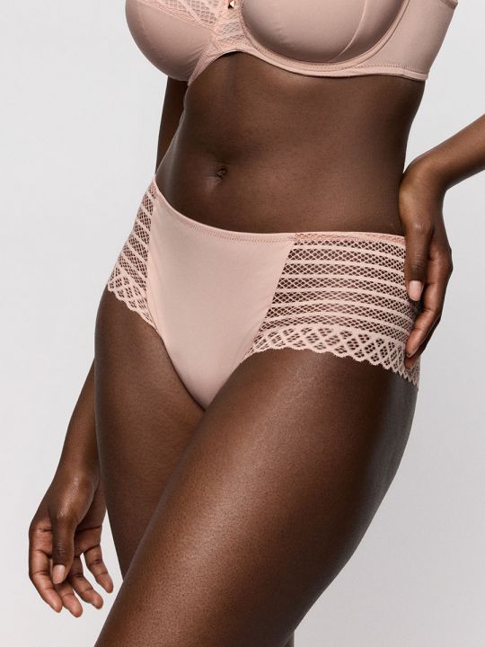Braga culotte rosa vista de perfil en modelo, encaje ligero