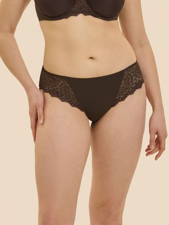 Braga clásica Caresse 12A720 Cacao vista de frente sobre modelo talla 4