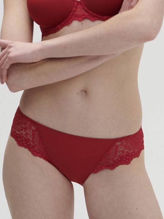 braga roja corte bikini, modelo talla 2