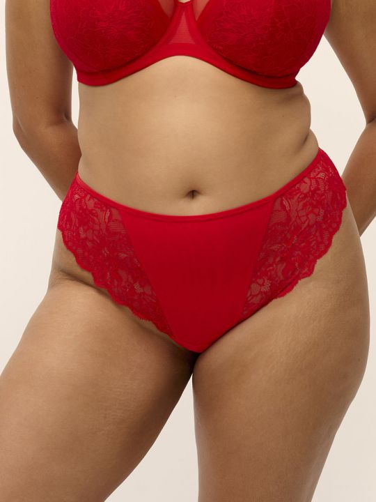 Vista frontal de la braga tanga Elomi Brianna roja sobre modelo
