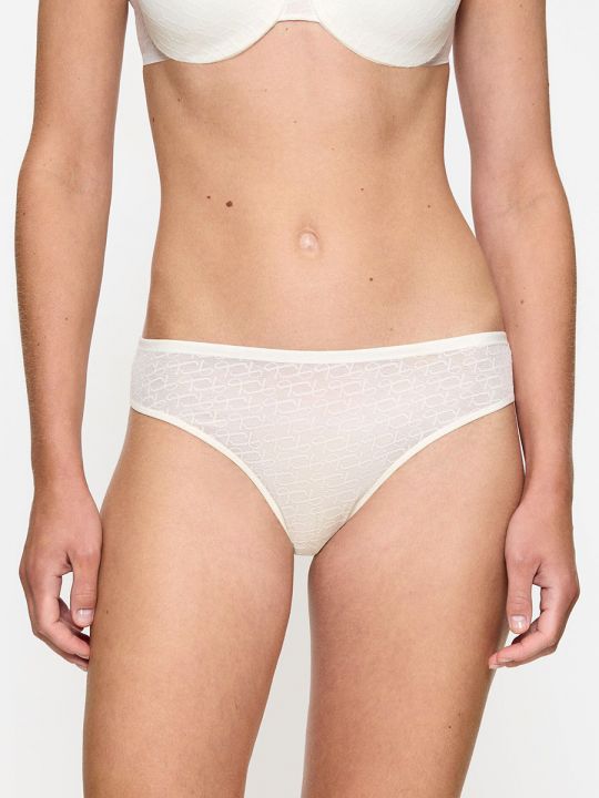 Braga clásica Triumph Signature Sheer blanca sobre modelo, vista frontal