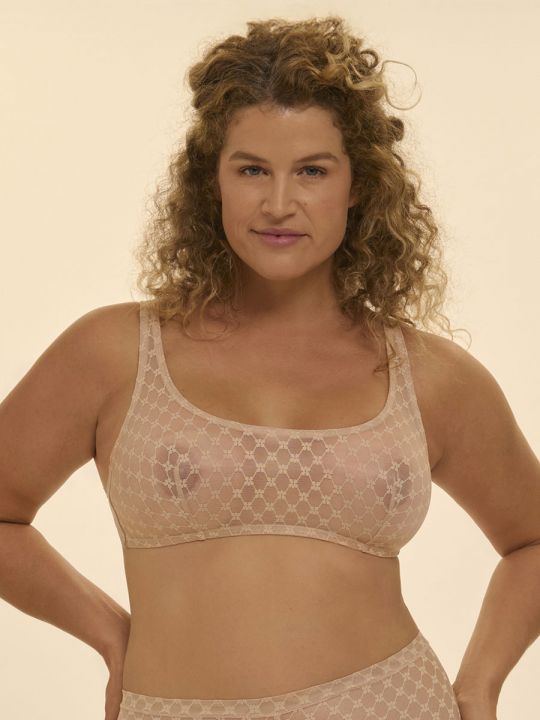 Sujetador triangular Simone Pérèle Plume piel rosa de encaje sobre modelo de talla 95D