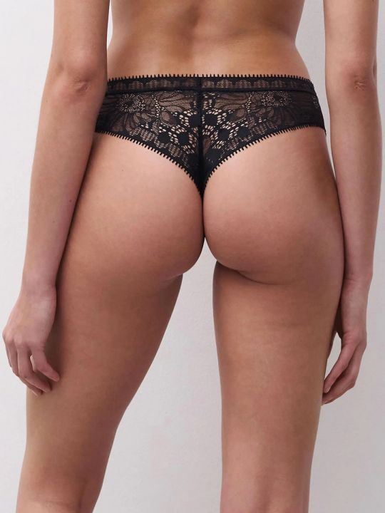 tanga brasileña Day To Night negro de Chantelle, vista espalda sobre modelo.
