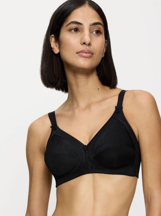 Sujetador de algodón sin aros Triumph Doreen + Cotton 01 N en color negro, visto de frente sobre modelo
