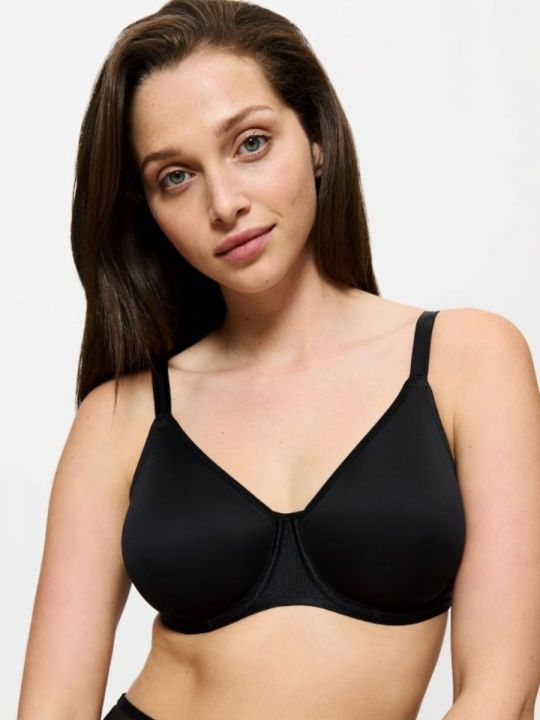 Sujetador reductor con aros Triumph Urban Minimizer W X en color negro, visto de frente sobre modelo
