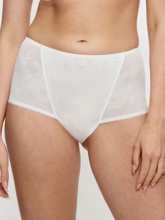 Braga faja alta Triumph Wild Rose Sensation Maxi en color blanco, vista de frente sobre modelo
