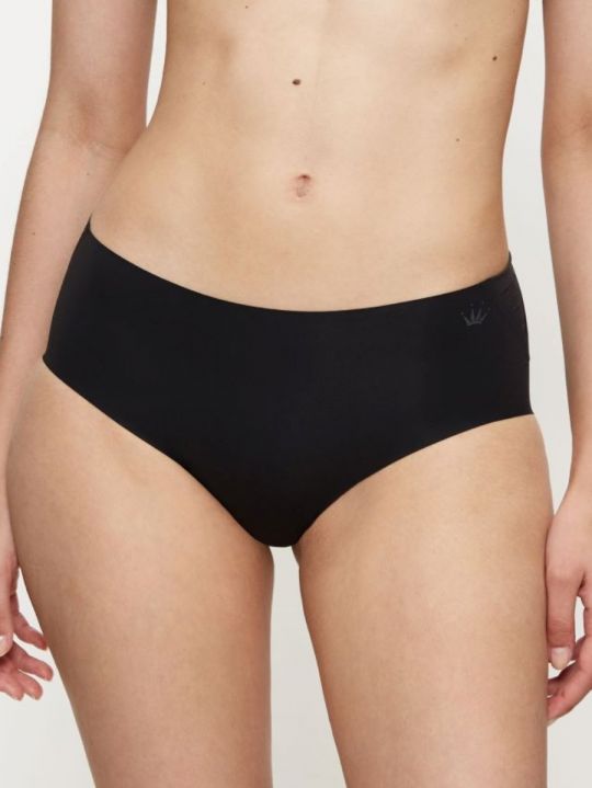 Braga culotte Triumph Flex Smart Maxi EX en color negro, vista de frente sobre modelo

