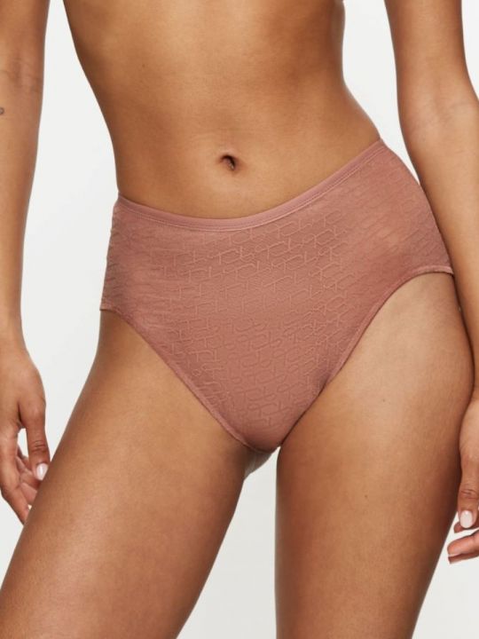 Braga alta Triumph Signature Sheer color piel sobre modelo, vista frontal
