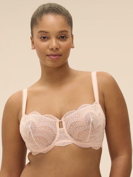 Vista frontal del Sujetador balconet con aros Simone Perele Karma 12V330 Rosa Petalo. Modelo talla 95D