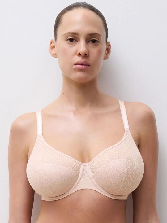Sujetador Capacidad Chantelle Norah Chic rosa con encaje gráfico moderno, vista frontal sobre modelo