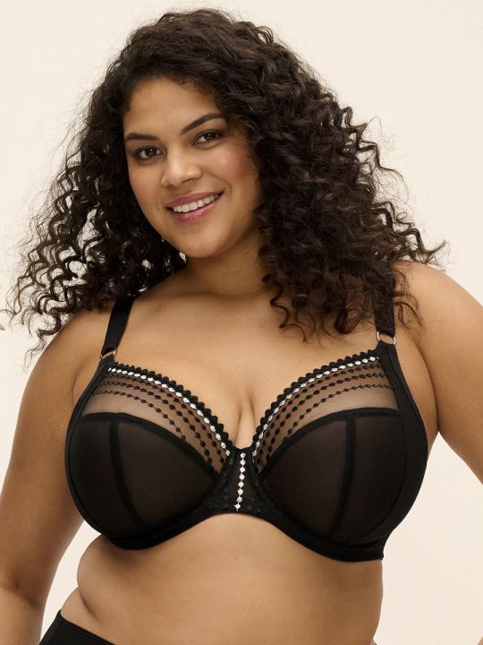 Sujetador con aros Elomi Matilda Plunge negro en modelo, vista frontal sobre modelo con escote profundo y forma natural del pecho. 