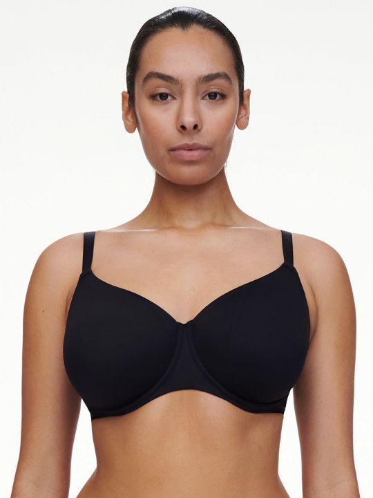 Sujetador con aros moldeado Chantelle EasyFeel Easy Bliss negro, vista frontal sobre modelo