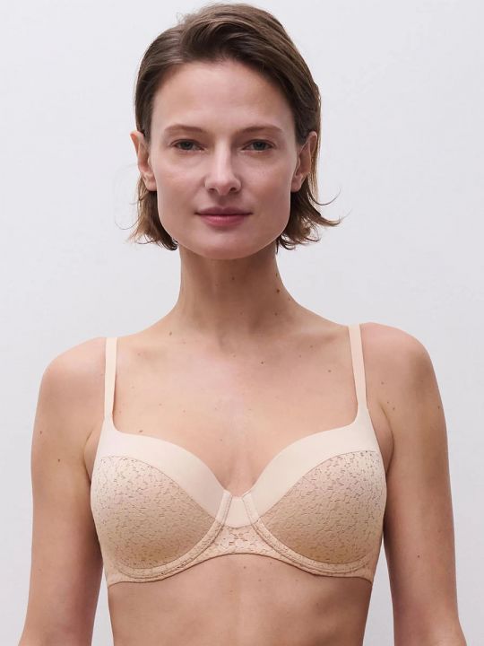 Imagen frente del Sujetador preformado cubriente Norah C13F90 color beige dorado. Prenda Chantelle Norah diseñada para realzar y ofrecer comodidad.