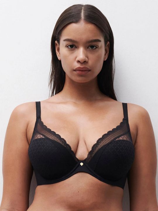 Sujetador escotado preformado Norah Chic con encaje gráfico moderno en color negro, vista frontal sobre modelo
