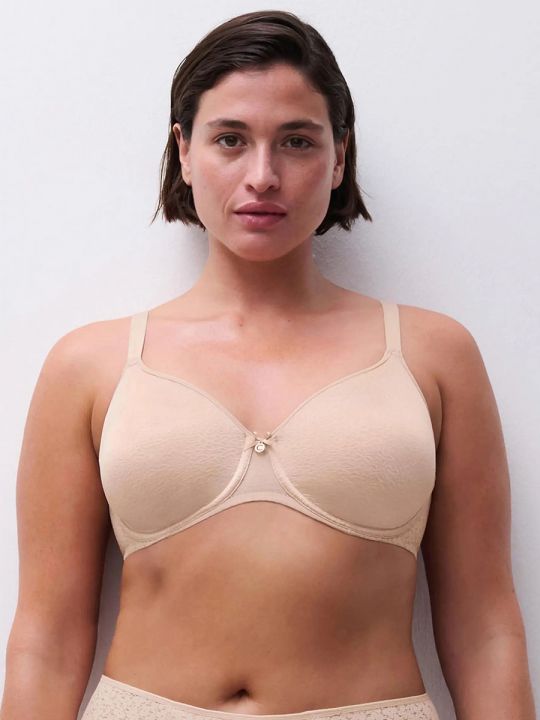 Imagen frente del Sujetador Spacer cubriente Norah C13FN3 color beige dorado. Prenda Chantelle Norah diseñada para realzar y ofrecer comodidad.