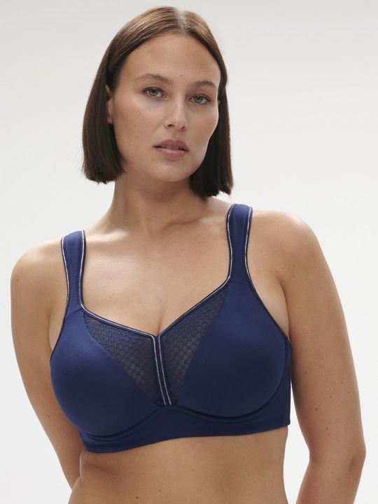 sujetador deportivo con aro y fino foam, color azul marino. Modelo talla 95D