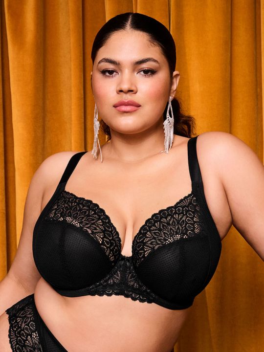Sujetador Elomi Tiernie Plunge negro, vista frontal en modelo curvy.