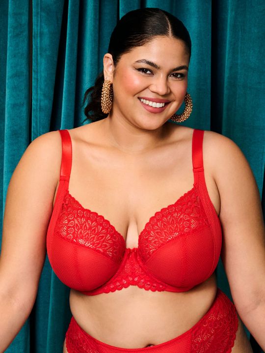Sujetador Elomi Tiernie Plunge rojo, vista frontal en modelo curvy.