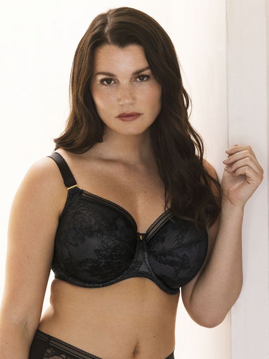 Sujetador Fantasie Fusion Lace Side negro con aros y copas de encaje, visto de frente sobre modelo.
