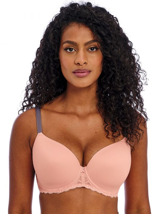 Sujetador invisible con relleno Freya Offbeat Demi en color rose, vista frontal sobre modelo