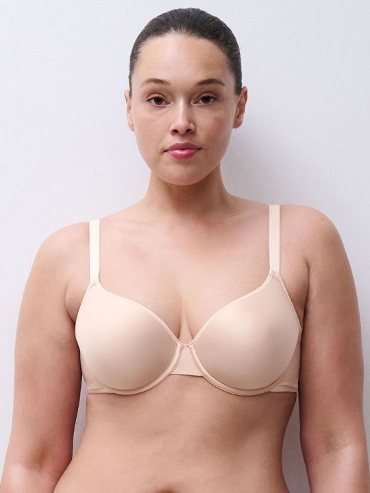 Sujetador con relleno Memory Form Chantelle EasyFeel Easy Bliss beige, vista frontal sobre modelo