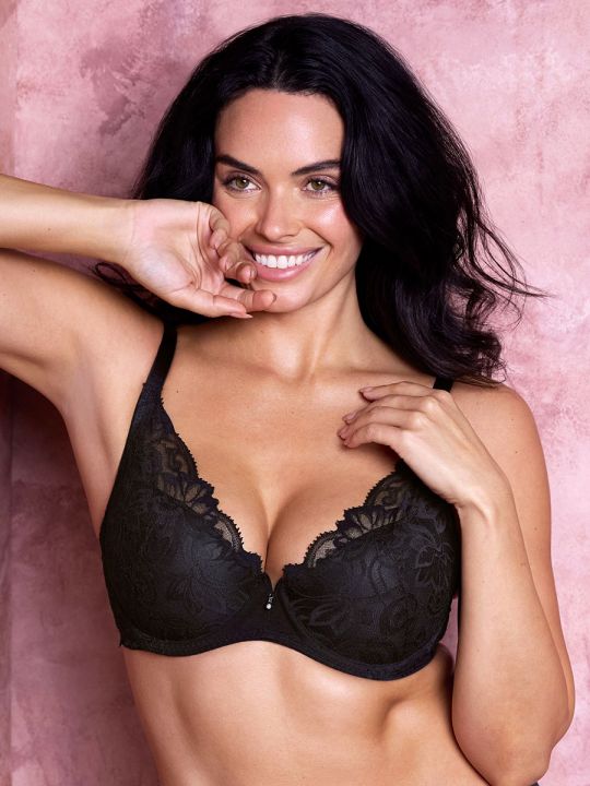 Sujetador push up de encaje Wacoal Abellia en color negro, vista frontal sobre modelo