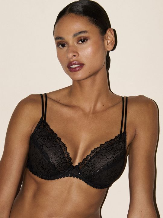 sujetador push up de Marie Jo Jane en color negro, vista frontal sobre modelo