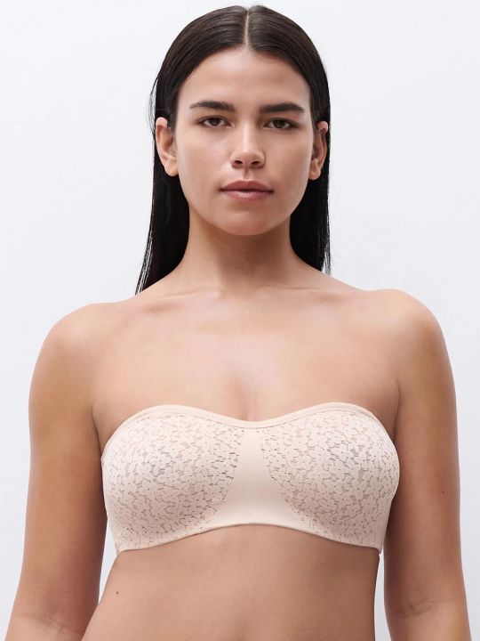 Imagen frente del Sujetador sin tirantes con aros Norah C13FMK color beige dorado. Prenda Chantelle Norah diseñada para realzar y ofrecer comodidad.
