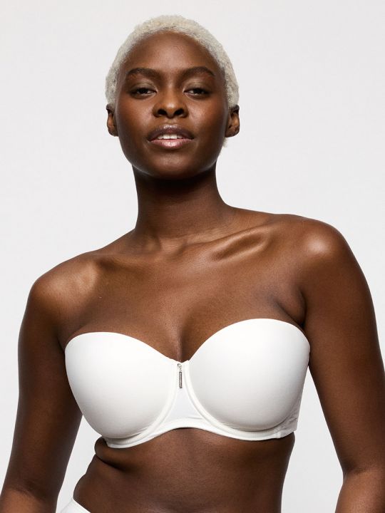 Vista frontal sobre modelo con tirantes rectos, sujetador sin tirantes color Natural
