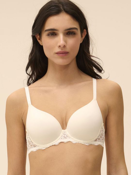 Sujetador con fino relleno spacer, color piel rosa. Modelo talla 90B