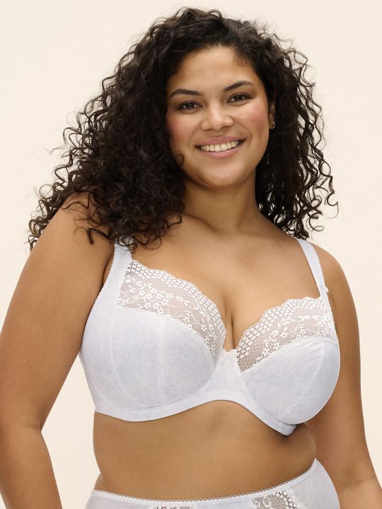 Mujer con sujetador Elomi Lucie Plunge blanco con aros y sin relleno, vista de frente.