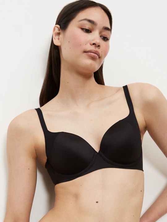 Sujetador con relleno Triumph Body Makeup Soft Touch WP EX negro de frente sobre modelo