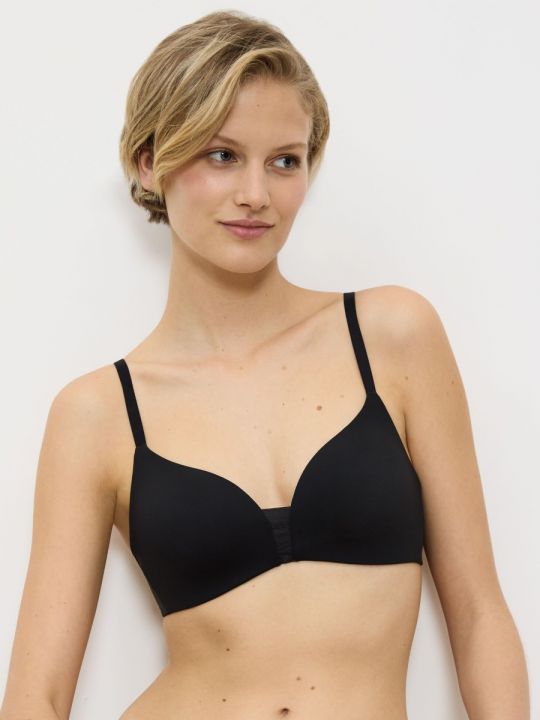 Sujetador sin aros con relleno Triumph Flex Smart P EX en color negro, visto de frente sobre modelo
