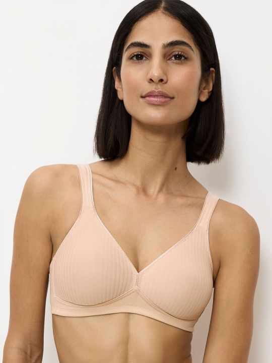 Sujetador sin aros Triumph Modern Soft+Cotton N beige visto de frente sobre modelo