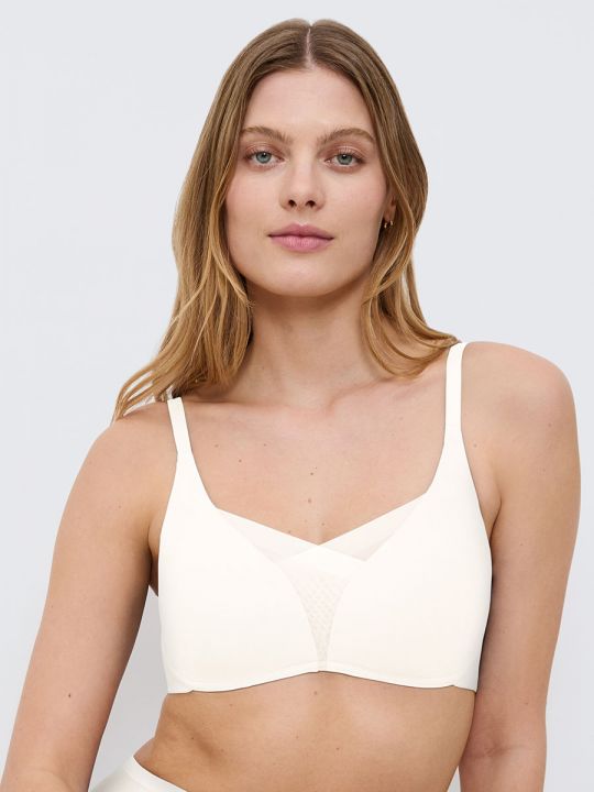 Sujetador sin aros con relleno Triumph Shape Smart P en color blanco, visto de frente sobre modelo